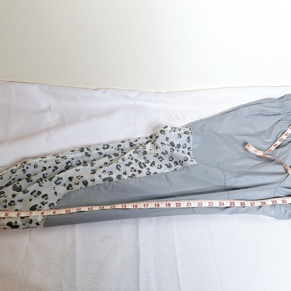 Nike brand "The Snow Leapard in a Jogger".Parachute Joggers size small. - Picture 3 of 10